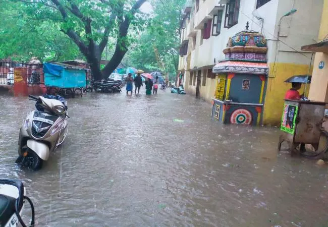 Heavy rains cause water to stagnate on Chennai roads